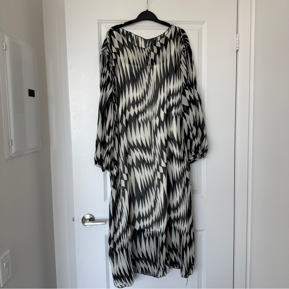 Black and White Oversized Chiffon Contrast Pattern Dress - Picture 3 of 6